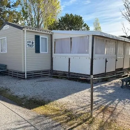 Camping Mobil 8 Personnes Au Les Pins Maritimes *
